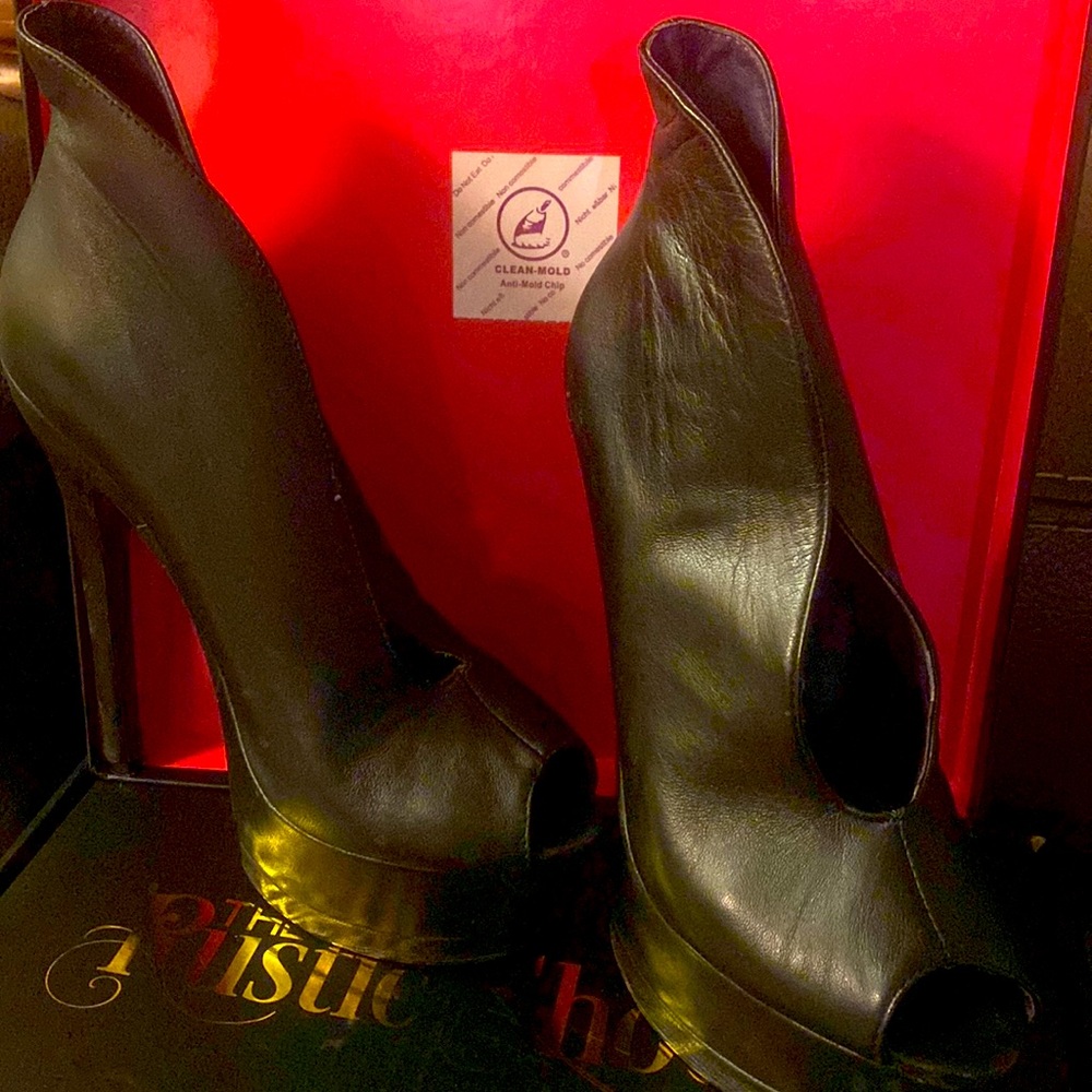 Black platforms